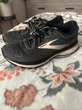 Brooks Women’s dark grey Running Shoes with Light Pink Accents